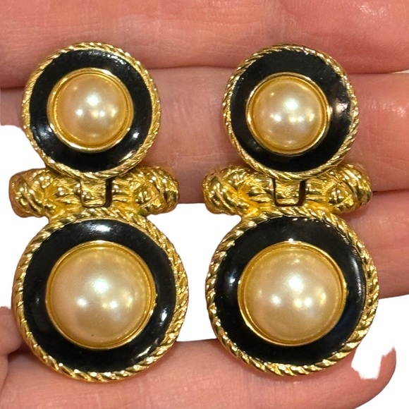 Vintage Richelieu faix pearl dangle black enamel textured gold finish earrings - Picture 6 of 6